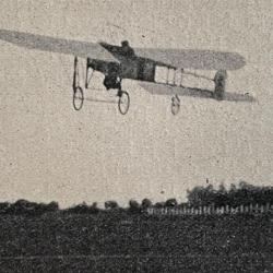 #3304 - De sierlijke Bleriot-eendekker hóóg boven het terrein in Helpman 1910