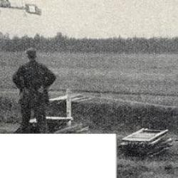 #3300 - Sieb Koning vliegt met Ladougne. Rechts verongelukte vliegtuig van Max Olieslagers