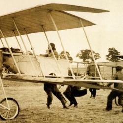 Emile Ladougne start een vlucht in een Goupy 2-dekker in Doncaster